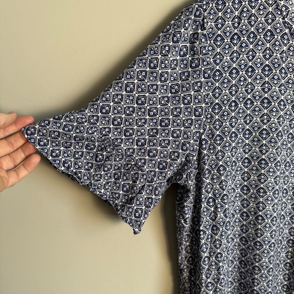 Old Navy Women's Aztec Print Short Sleeve Lace-Up-Yoke V-Neck Tunic Top Blue XL - Picture 2 of 13